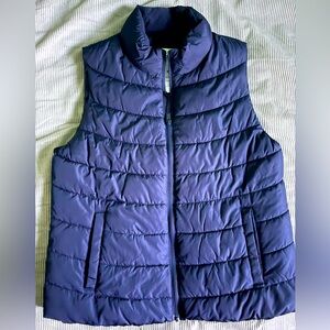 GAP - Women’s Navy Puffer Vest in Medium